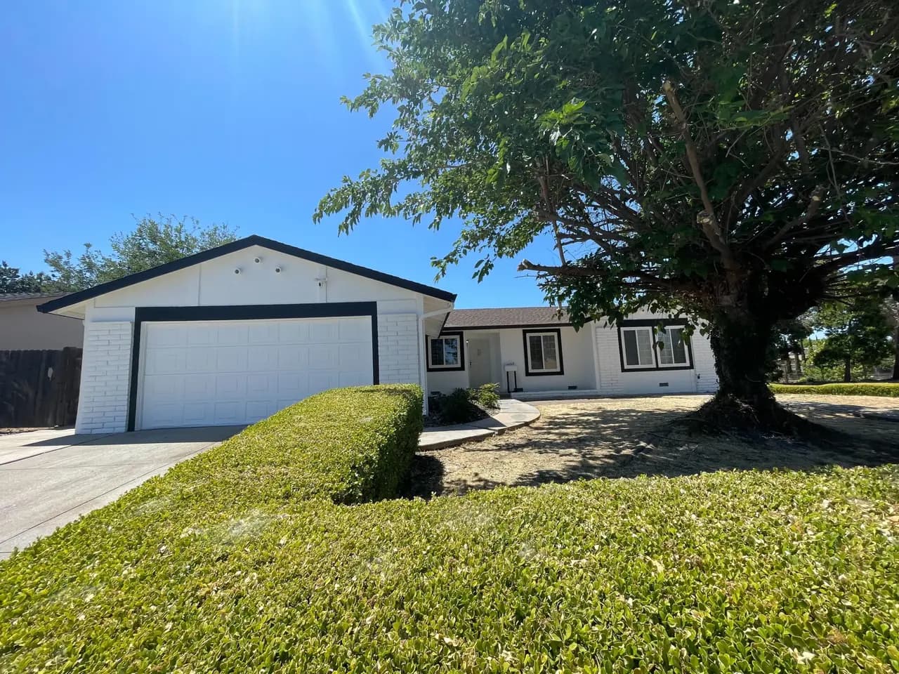 4098 Sandra Cir, photo 1
