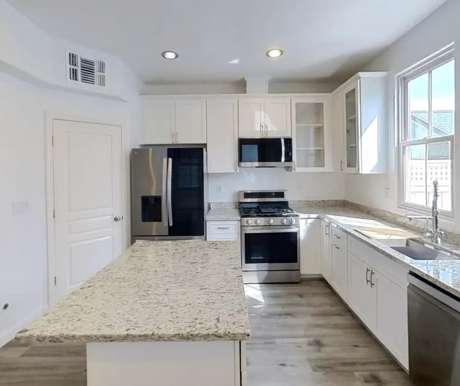 2087 Railroad Ave, photo 2