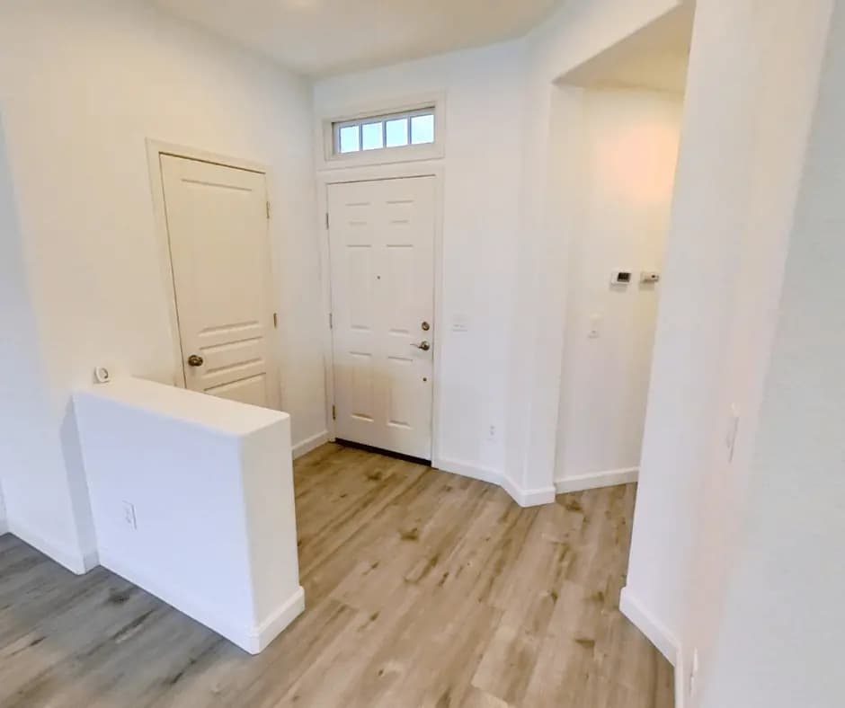 2087 Railroad Ave, photo 3